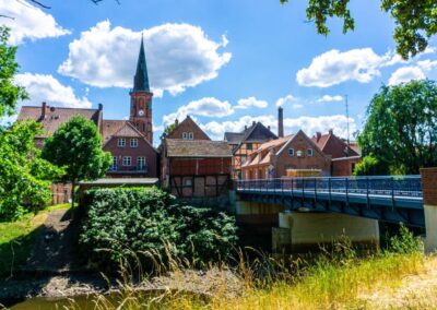 Ferienwohnung Zur Zitadelle und Kirchturm, historische gebäude und grüner park, malerische aussicht auf den himmel und natur, sightseeing in zur-zitadelle de, familienfreundliches reiseziel in Deutschland.