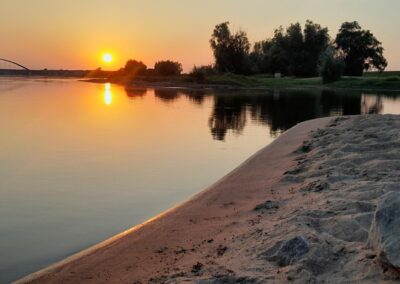 Sonnenuntergang am Fluss (Elbe) bei der Ferienwohnung zur zitadelle mit Sandstrand und Natur Landschaft. Im Hintertgrund die Brücke von Dömitz