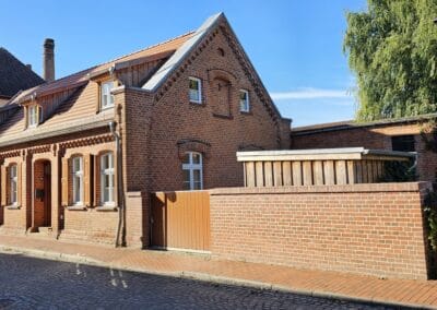 Historisches Fachwerkhaus in der Zitadellenstadt mit traditioneller Backsteinarchitektur für authentisches Flair.